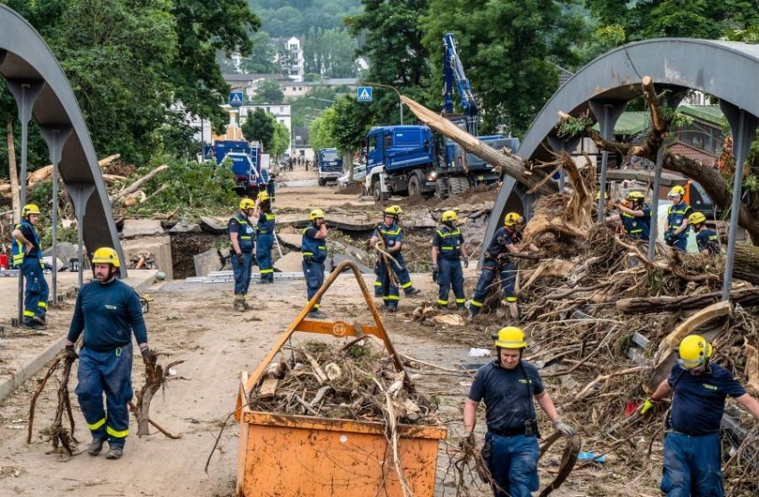 عمال إغاثة في مناطق فيضانات بألمانيا يتعرضون للسب والقذف بالقمامة