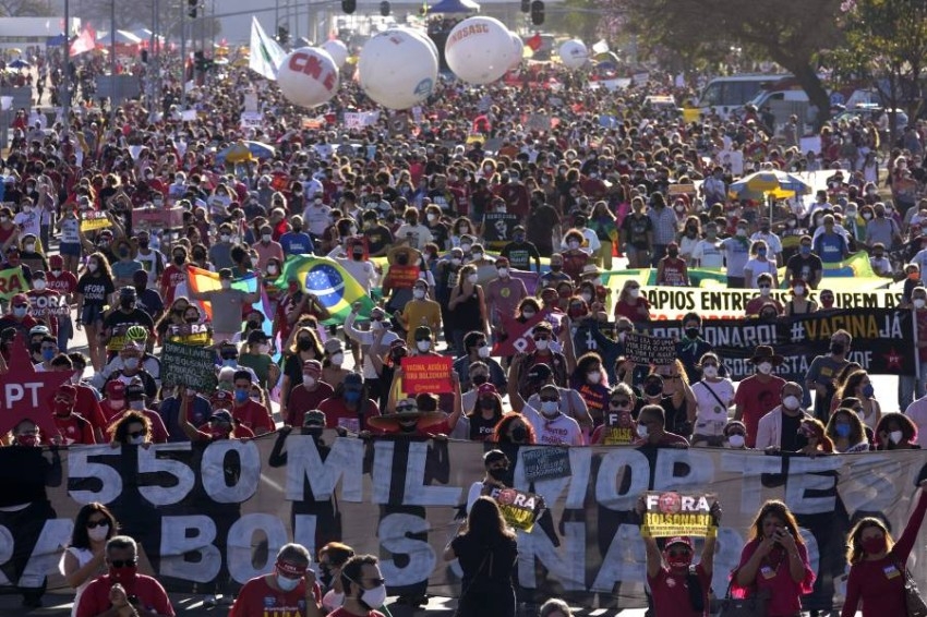البرازيل.. عشرات الآلاف يطالبون بعزل بولسونارو