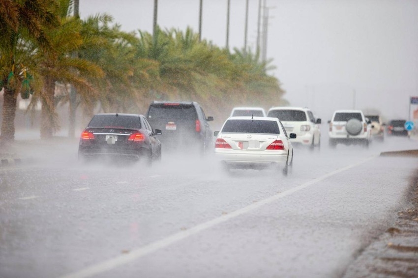 شرطة أبوظبي تدعو السائقين للالتزام بالقيادة الآمنة أثناء هطول الأمطار