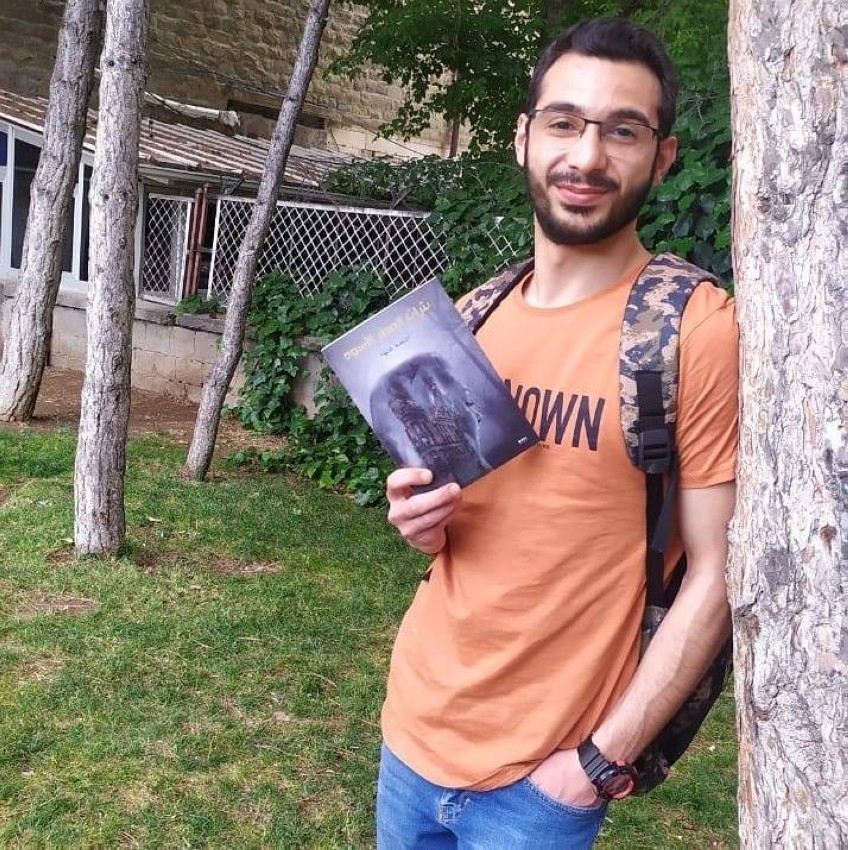 أحمد حوا يحارب الاكتئاب بـ«نثرات العطر الأسود»