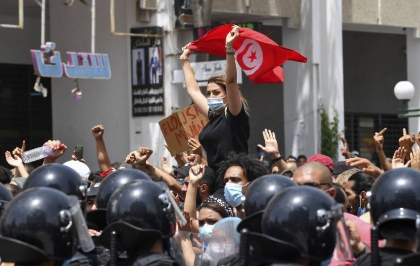 الرئيس التونسي يقيل الحكومة ويجمد عمل البرلمان