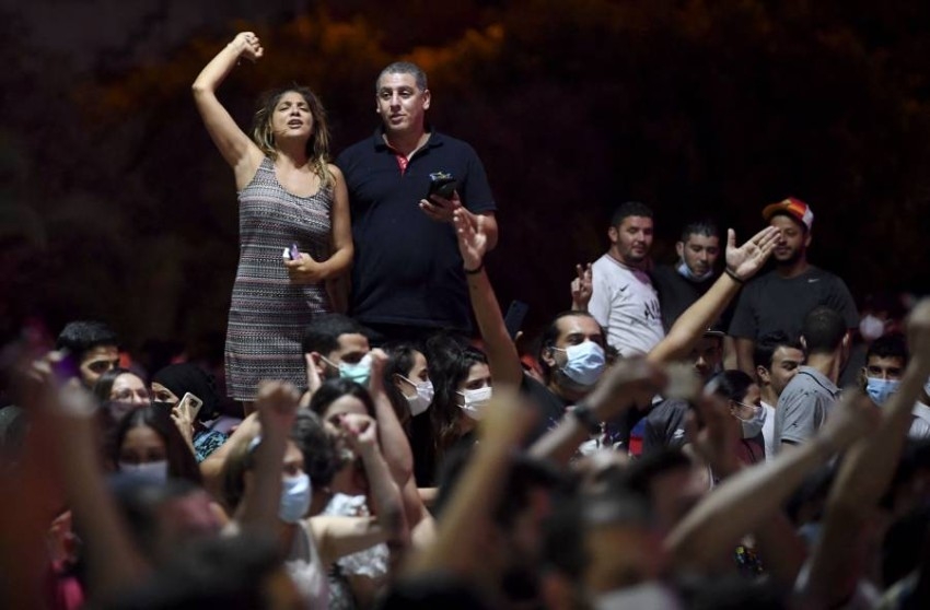 آلاف التونسيين يحتفلون بقرارات الرئيس سعيد بالهتافات والألعاب النارية