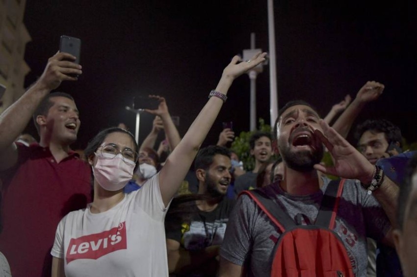 آلاف التونسيين يحتفلون بقرارات الرئيس سعيد بالهتافات والألعاب النارية