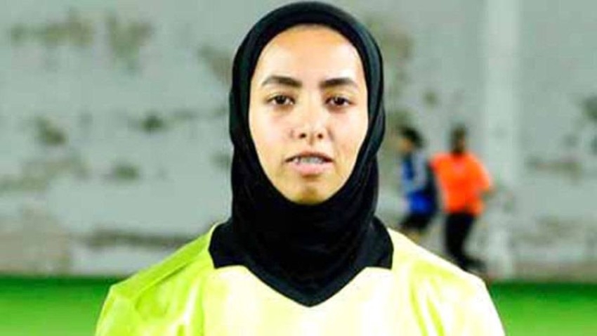 أمل جمال أول امرأة تدير مباريات للرجال في الإمارات