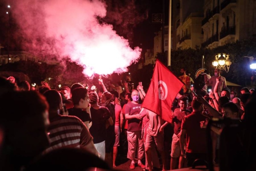 بين الشارع والسوشيال.. هكذا احتفى التونسيون بقرارات الرئيس