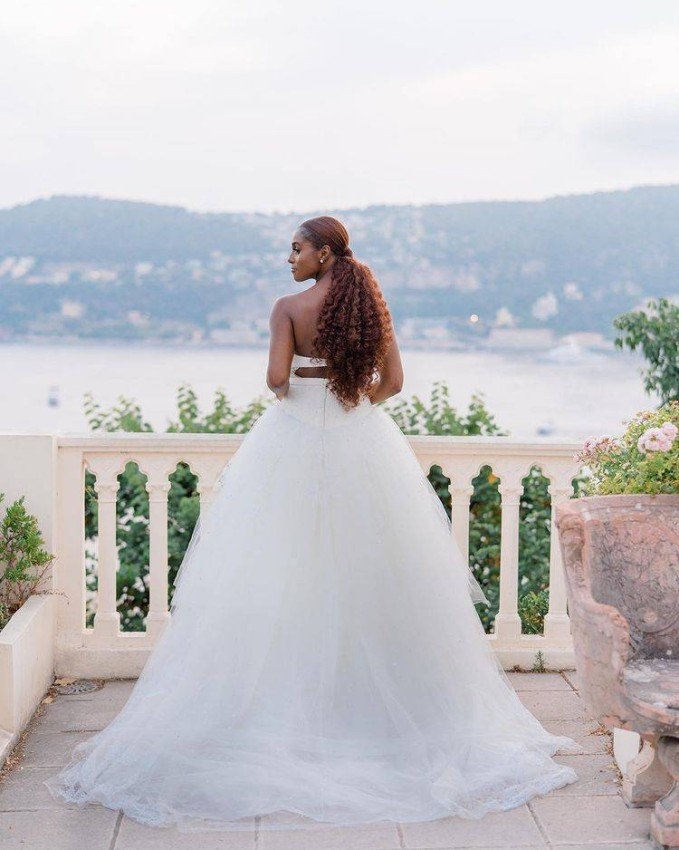 فستان زفاف إيسا راي ينبض بالحيوية