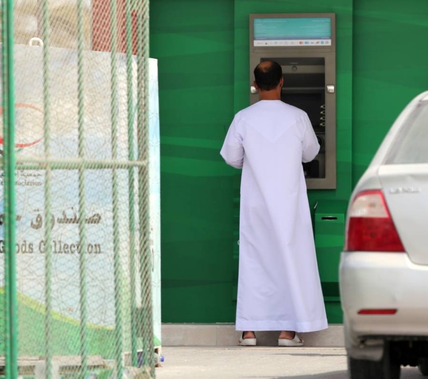 شرطة دبي تحذر من عصابة تنسخ بيانات بطاقات الصراف الآلي