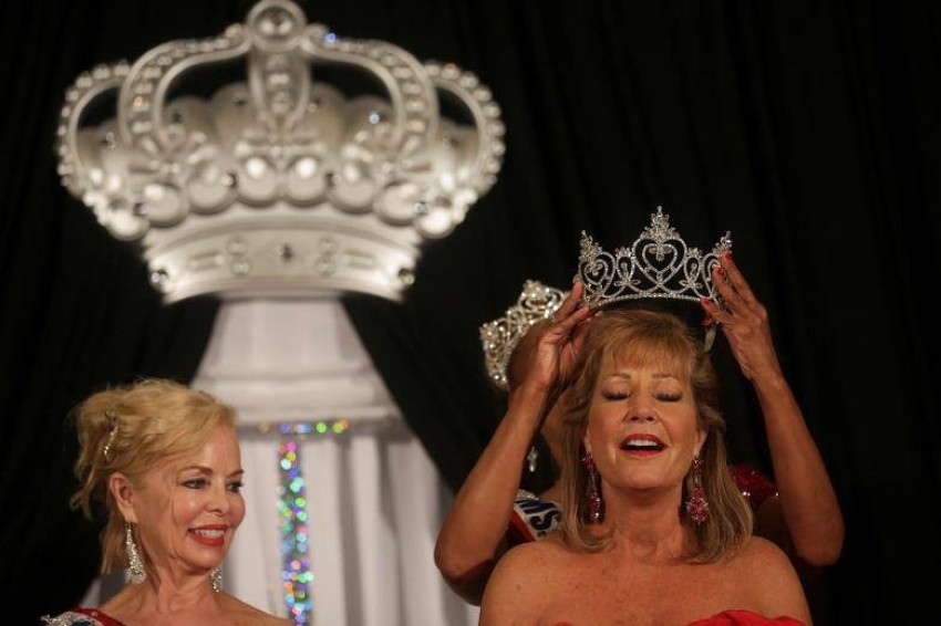 تحتفل بتتويجها ملكة جمال أمريكا في عمر 63 عاماً