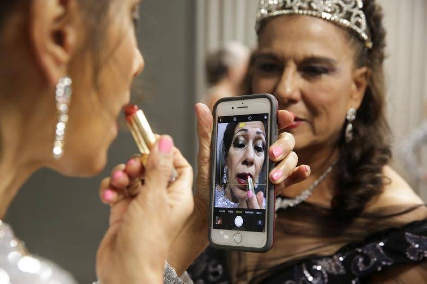 تحتفل بتتويجها ملكة جمال أمريكا في عمر 63 عاماً