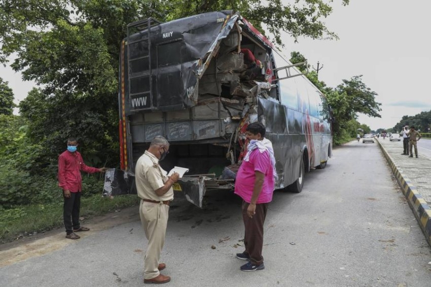 مقتل 18 عاملاً في اصطدام شاحنة بحافلة كانوا ينامون بجوارها في الهند