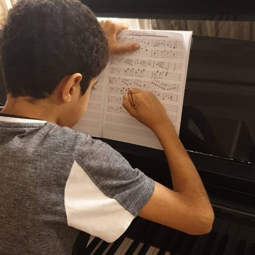 أحمد الموسوي.. طفل يقهر التوحد بعزف الموسيقى