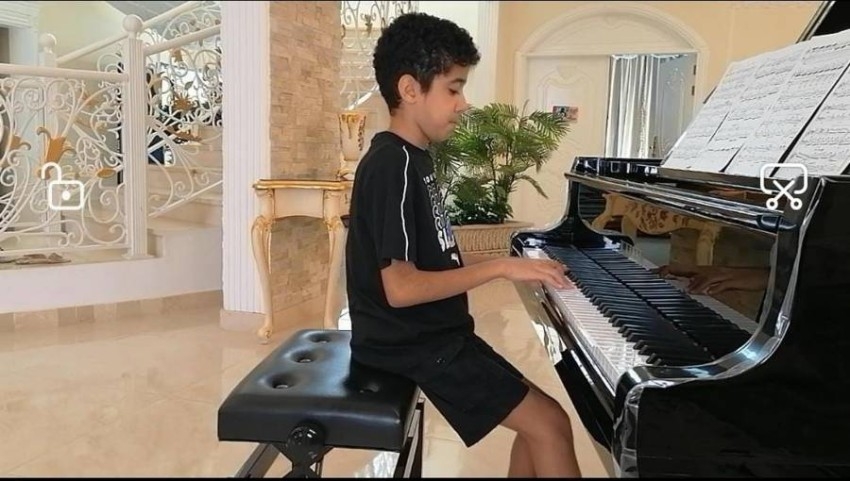 أحمد الموسوي.. طفل يقهر التوحد بعزف الموسيقى