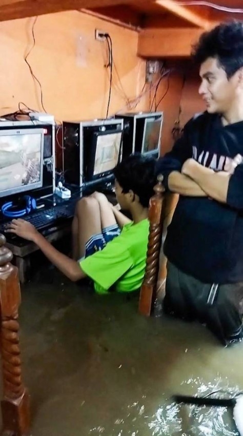 هوس ألعاب الفيديو يتغلب على مخاطر الفيضان في الفلبين