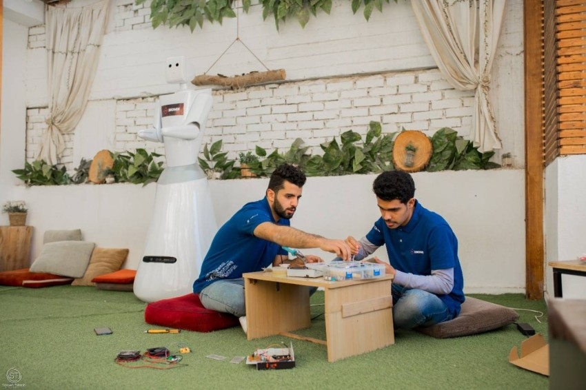 يُشارك في «إكسبو دبي 2020».. فريق طلابي مصري يبتكر «روبوتاً» طبياً لخدمات طبية متنوعة