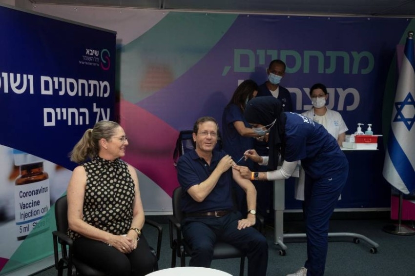 رئيس إسرائيل يطلق حملة لإتاحة جرعة ثالثة من لقاح كورونا