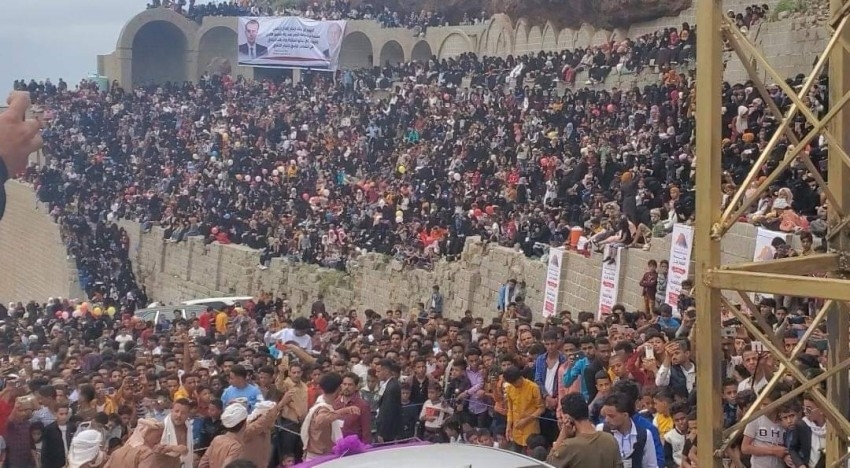 على مدرج قلعة تاريخية.. مهرجان عيدي بهيج يحضره الآلاف في تعز اليمنية