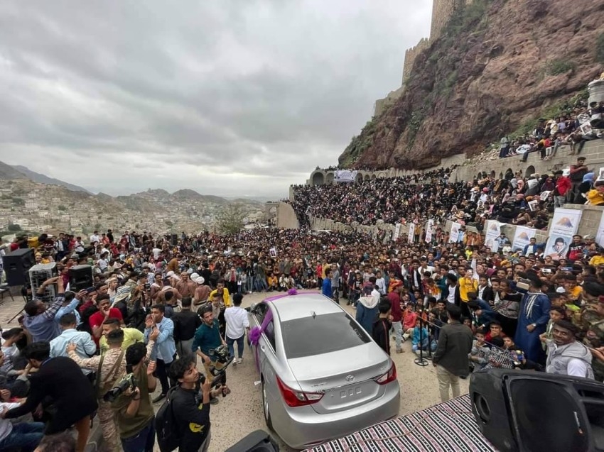 على مدرج قلعة تاريخية.. مهرجان عيدي بهيج يحضره الآلاف في تعز اليمنية