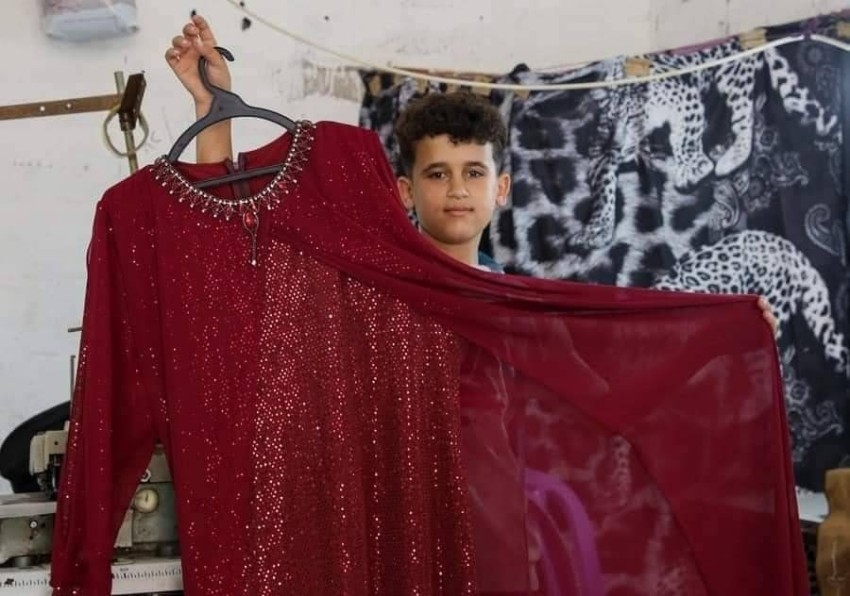 أحمد عباس أصغر مصمم أزياء في فلسطين يطمح للعالمية