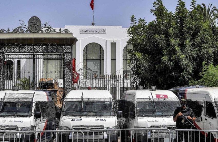 حزب تونسي قريب من الرئيس يرجح تكوين حكومة خالية من السياسيين