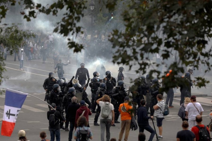 الشرطة الفرنسية تشتبك مع محتجين على التصريح الصحي