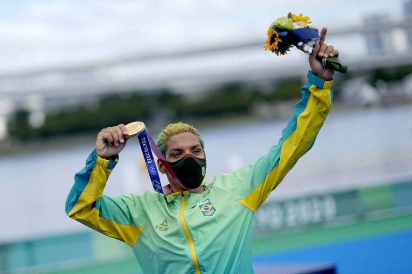 البرازيلية كونيا تتوج بذهبية ماراثون السباحة