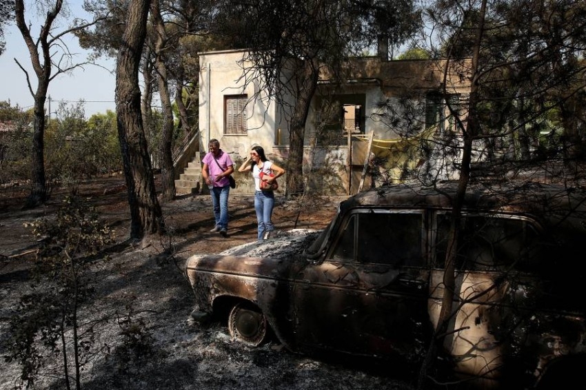 إجلاء السائحين والسكان بالقوارب مع انتشار حرائق الغابات في اليونان