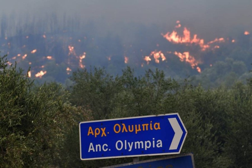 اليونان تكافح حرائق الغابات لليوم الثالث.. وتنقذ موقع الأولمبياد الأثري