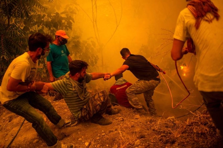 حريق يلتهم غابات جزيرة يونانية والسلطات تجلي السكان