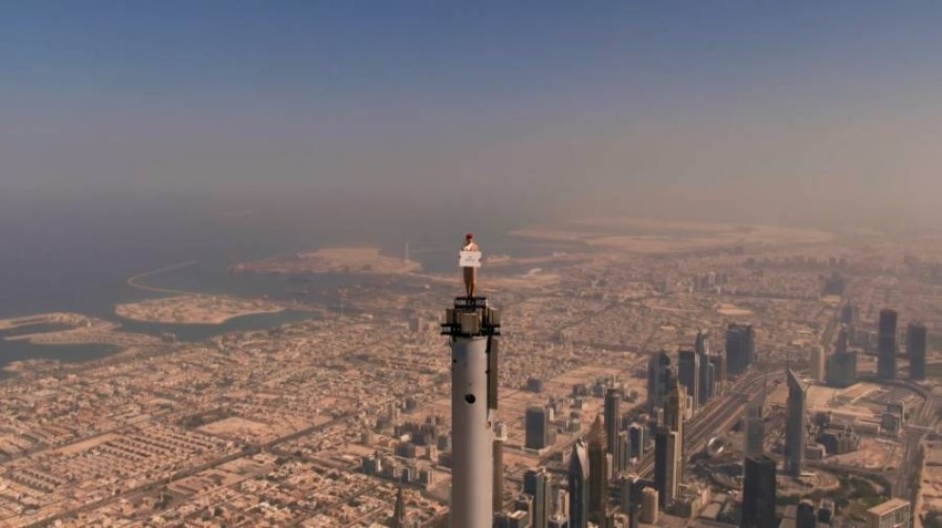 إعلان لطيران الإمارات يُظهر مضيفة على قمة برج خليفة