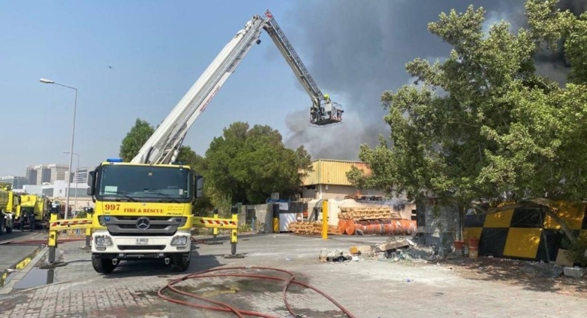 السيطرة على حريق مصنع للبلاستيك  في جبل علي دون إصابات