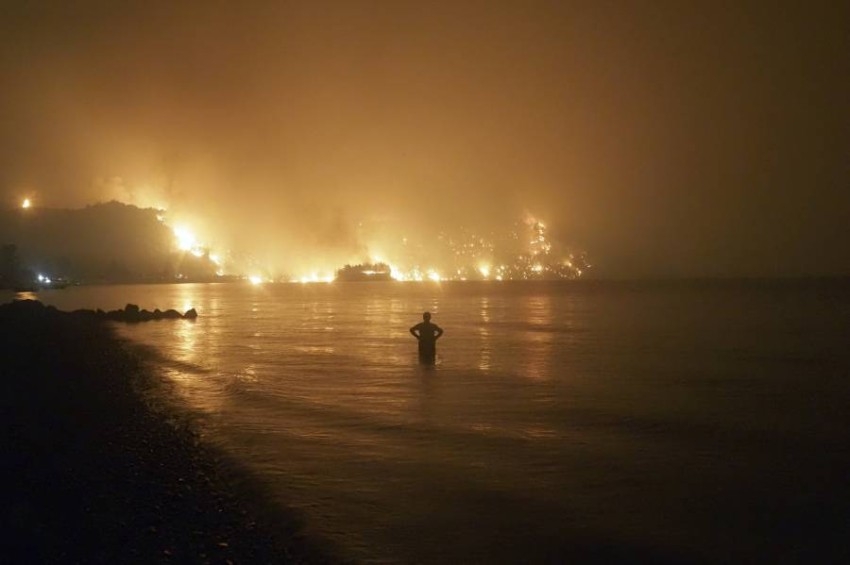 حريق جديد في جزيرة إيفيا اليونانية وإجلاء السكان