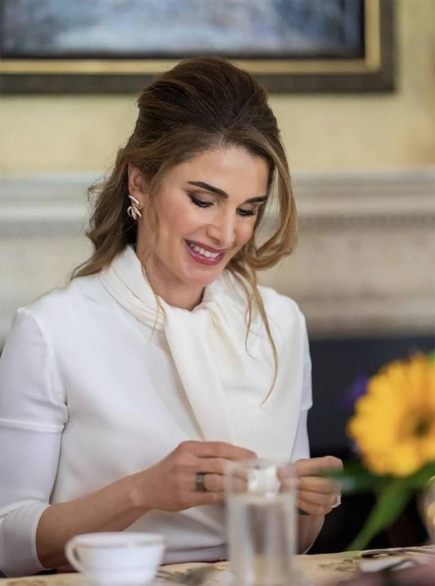 الملكة رانيا بإطلالة أنيقة في أحدث ظهور لها.. والأبيض سر تألقها