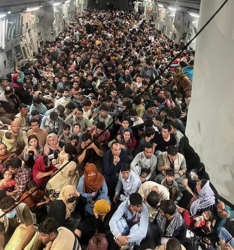صورة «صادمة».. كيف استقل كل هؤلاء الأفغان الطائرة؟ وأين هبطت بهم؟