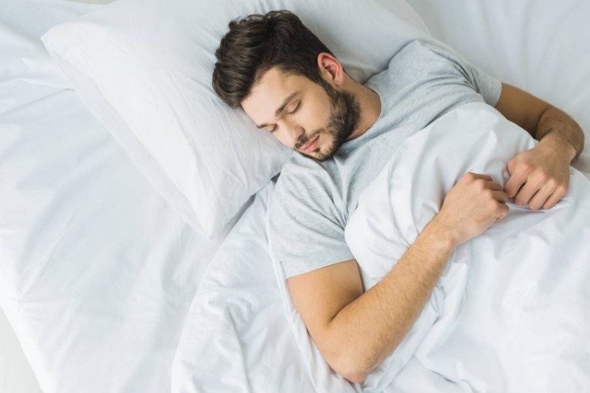 6 فوائد للاستلقاء على الظهر أثناء النوم
