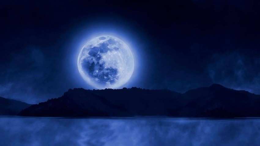 القمر الأزرق يسطع في سماء العالم السبت والأحد
