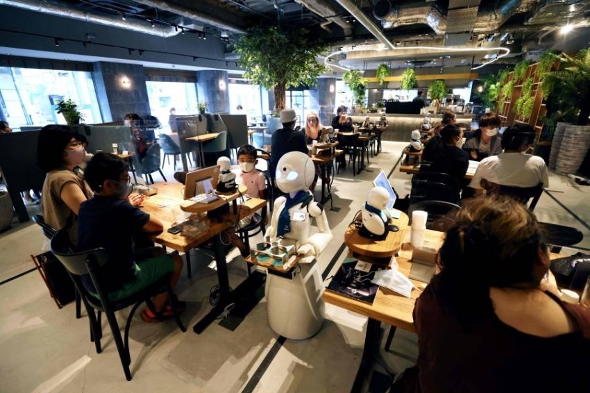 روبوتات يحركها أصحاب همم عن بُعد تستقبل زبائن مقهى ياباني