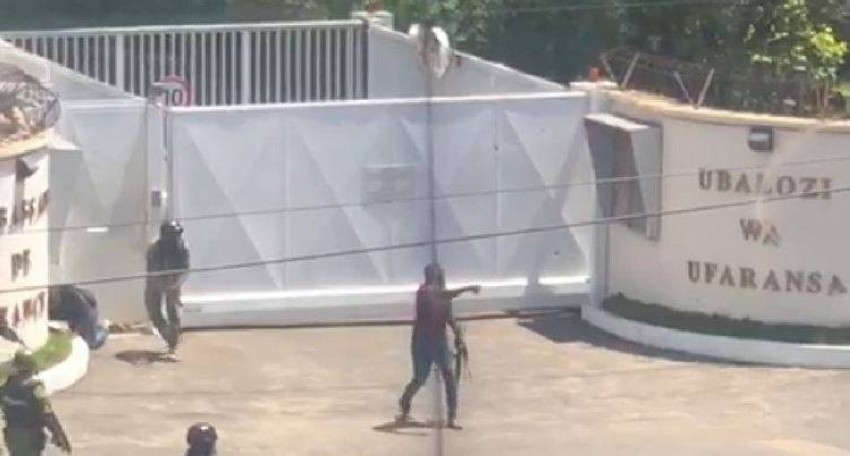 مقتل مسلح خارج السفارة الفرنسية في تنزانيا بعد تراشق بالأسلحة