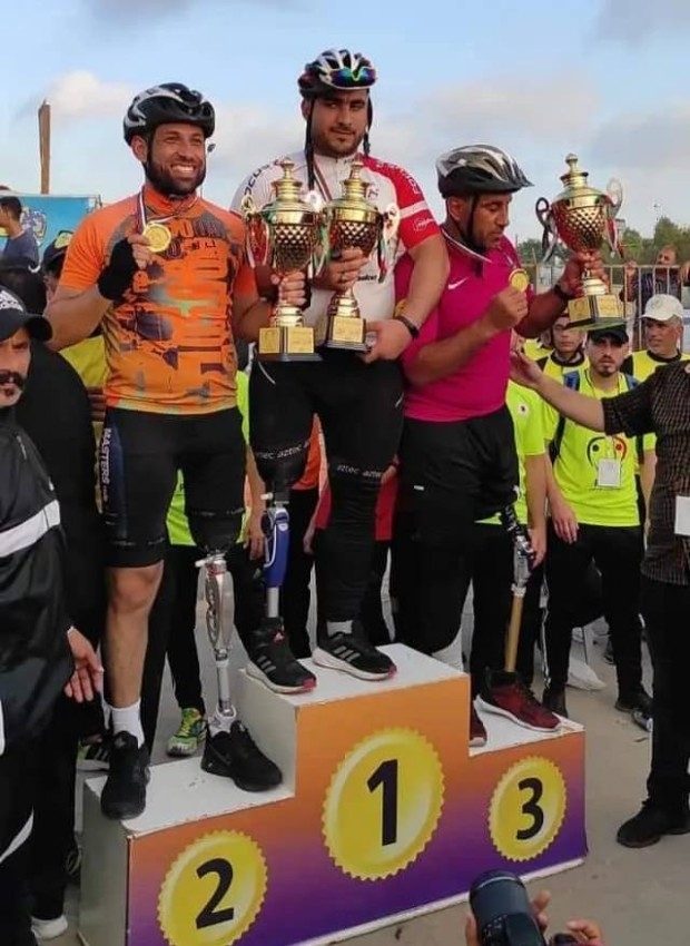 أحمد أبو نار.. بطل دراجات فلسطيني بقدم مبتورة