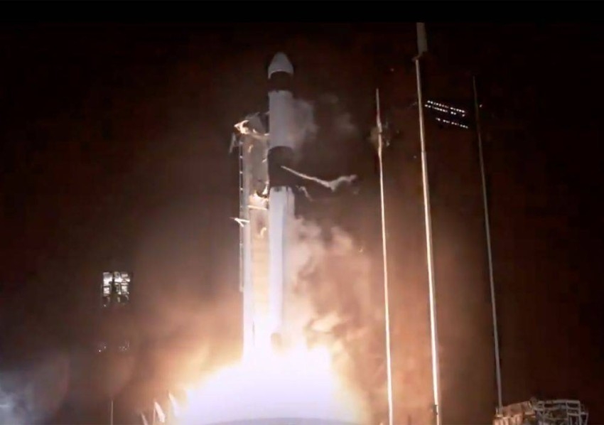 «سبيس إكس» تطلق صاروخاً يحمل نملاً وثمار الأفوكادو وذراعاً آلية