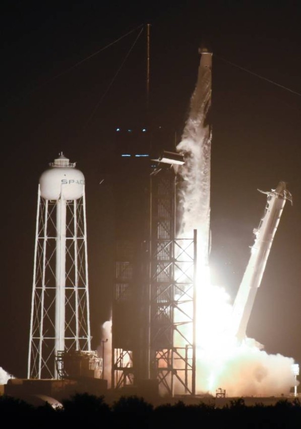 «سبيس إكس» تطلق صاروخاً يحمل نملاً وثمار الأفوكادو وذراعاً آلية