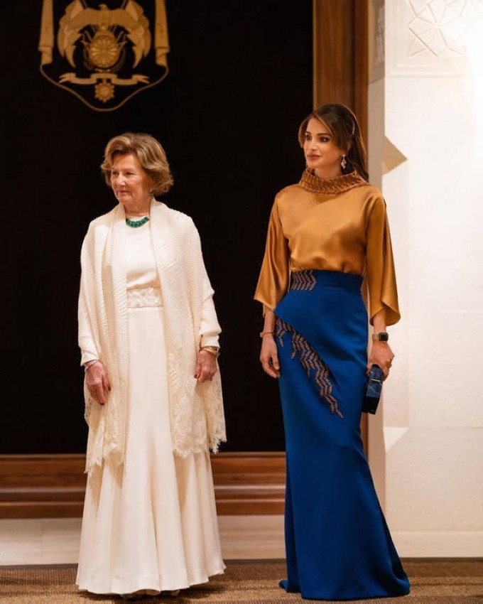 في عيد ميلادها الـ51.. أجمل إطلالات الملكة رانيا التي دعمت بها المصممين العرب