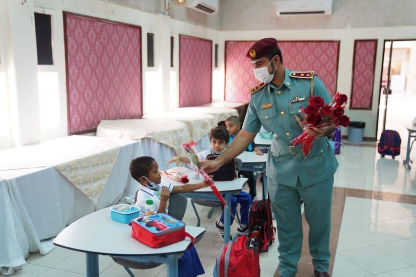 شرطة عجمان تستقبل الطلاب بالورود بمناسبة العام الدراسي الجديد