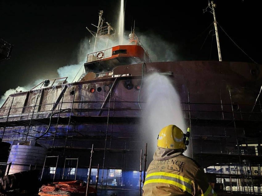السيطرة على حريق شب في كابينة سفينة برأس الخيمة دون إصابات