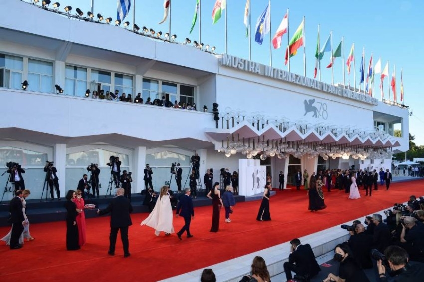 الرئيس الإيطالي ونجوم هوليوود و«أمهات موازيات» في افتتاح «فينيسيا»