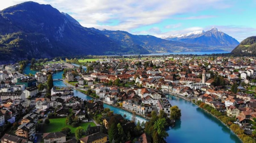 مدينة إنترلاكن.. فردوس الجبال والجليد في سويسرا