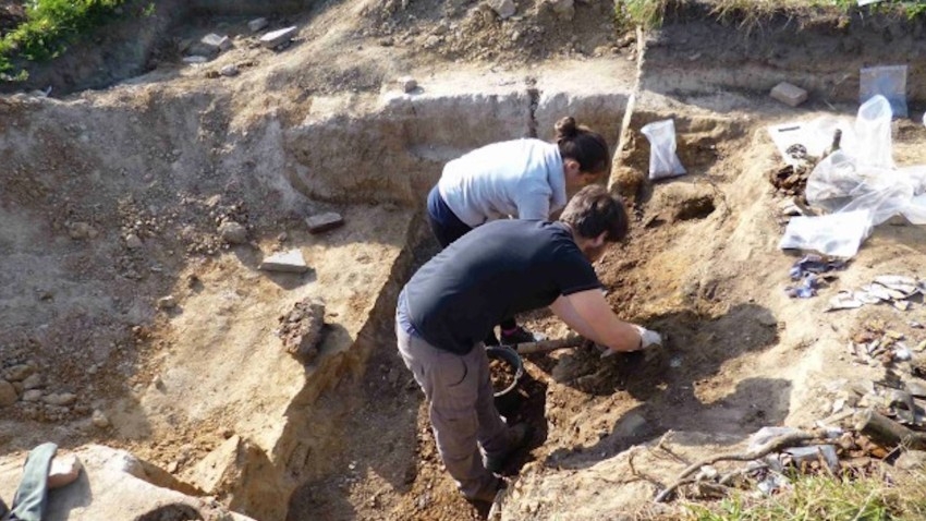 علماء آثار في فرنسا ينقبون داخل معسكر اعتقال نازي سابق
