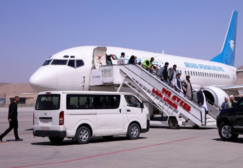 ألف شخص ينتظرون تصريح طالبان للمغادرة من مطار مزار الشريف بأفغانستان