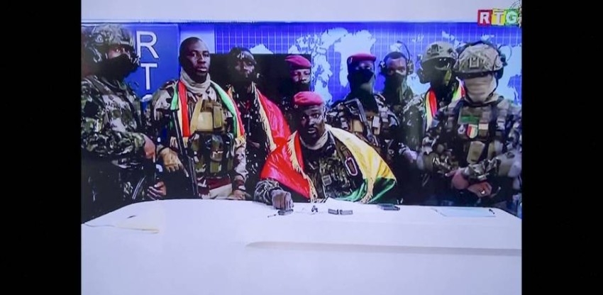غينيا: المجلس العسكري يعيد فتح المسارات الجوية