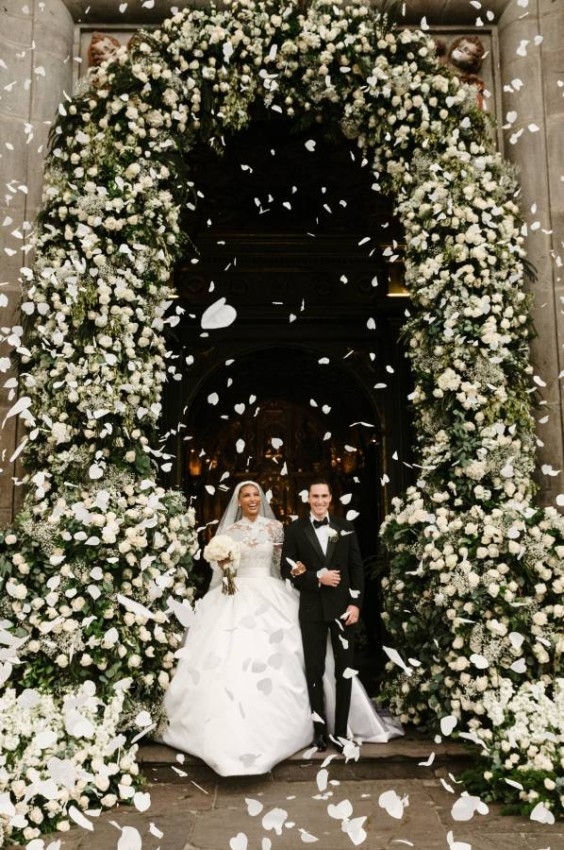 جاسمين توكس عروس بفستان زفاف حالم حمل توقيعاً عربياً!