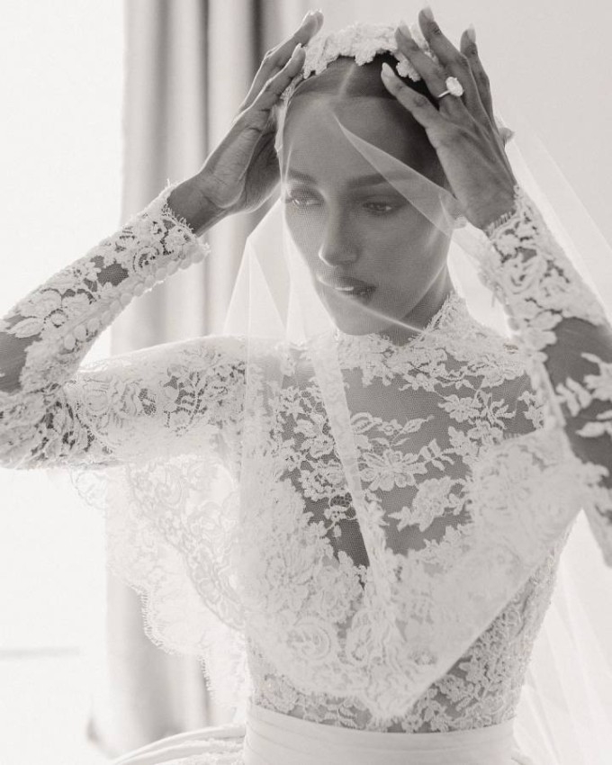 جاسمين توكس عروس بفستان زفاف حالم حمل توقيعاً عربياً!